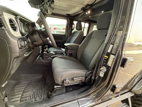 Used 2025 Jeep Wrangler Unlimited Sahara image 11