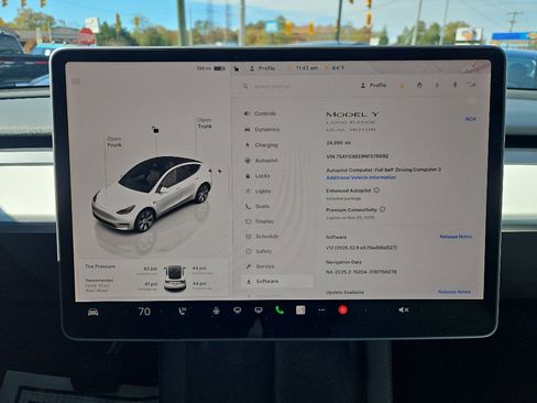 Used 2022 Tesla Model Y Long Range image 8
