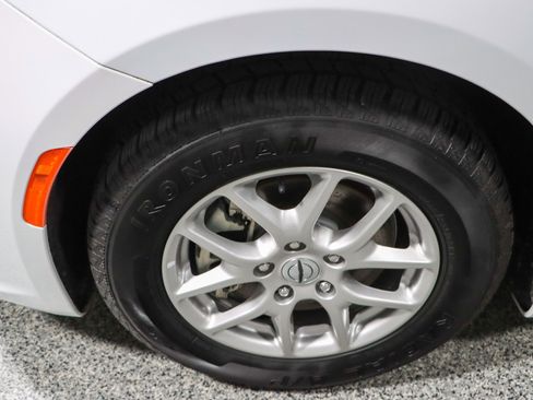 Used 2023 Chrysler Pacifica Touring-L FWD image 11