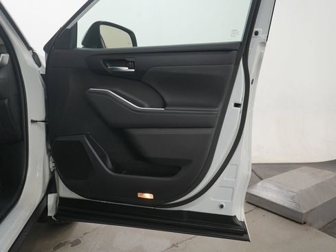 Used 2024 Toyota Highlander XLE image 12