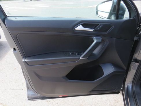 Used 2020 Volkswagen Tiguan SE image 28
