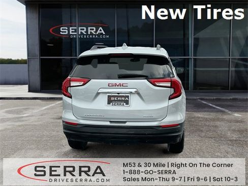 Used 2022 GMC Terrain SLE w/ Driver Convenience Package image 4