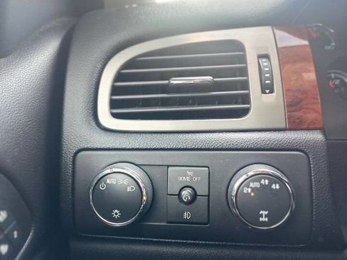 Used 2013 Chevrolet Avalanche LTZ image 22