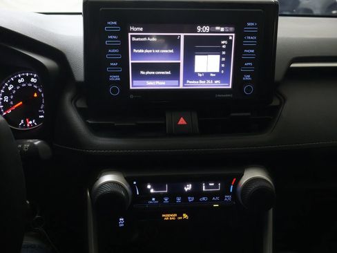 Used 2020 Toyota RAV4 LE FWD image 23