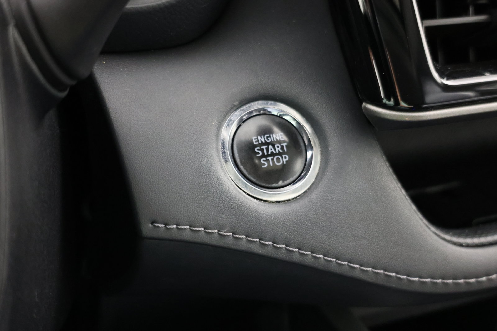 Used 2022 Toyota Highlander XLE AWD/4WD image 19