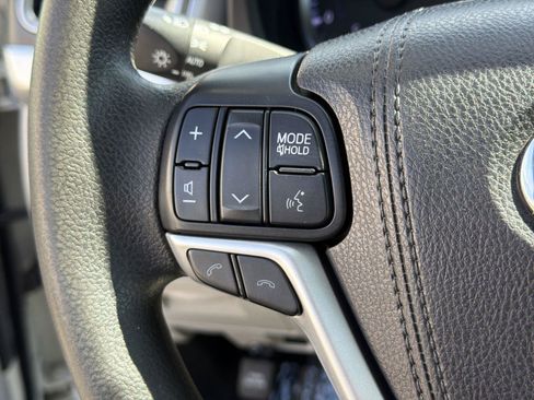 Used 2017 Toyota Highlander LE FWD image 33