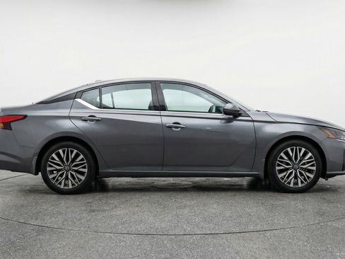 Used 2025 Nissan Altima 2.5 SV FWD image 11