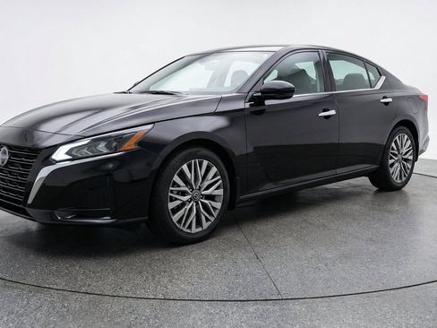 Used 2025 Nissan Altima 2.5 SV FWD image 3