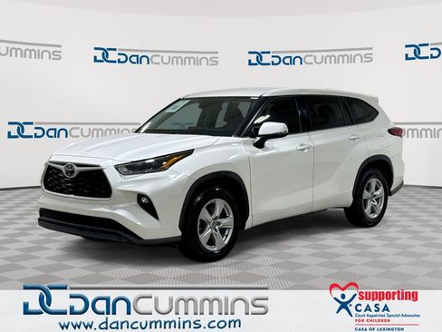 Used 2021 Toyota Highlander LE FWD image 1