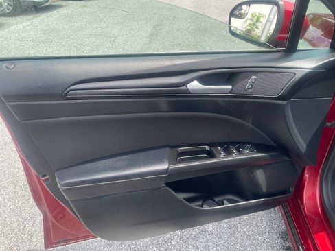 Used 2018 Ford Fusion SE w/ Equipment Group 201A FWD image 12