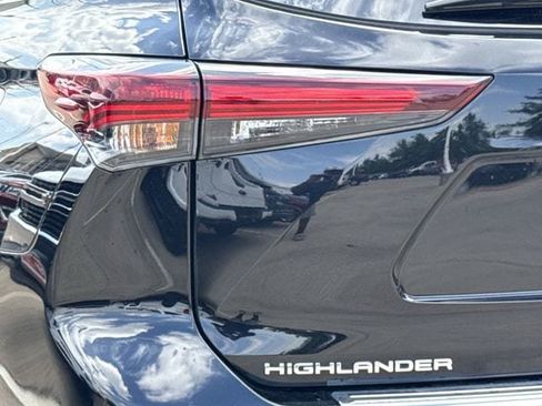 Used 2024 Toyota Highlander Platinum AWD/4WD image 6