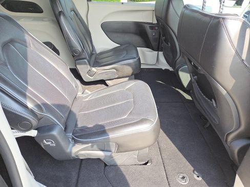 Used 2020 Chrysler Pacifica Limited FWD image 23
