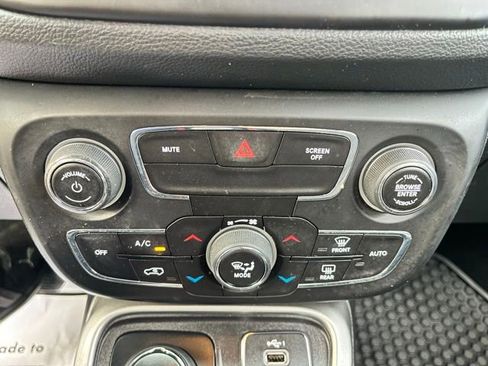 Used 2019 Jeep Compass Latitude w/ Cold Weather Group AWD/4WD image 34