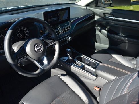 Used 2024 Nissan Altima 2.5 SR w/ SR Premium Package image 3