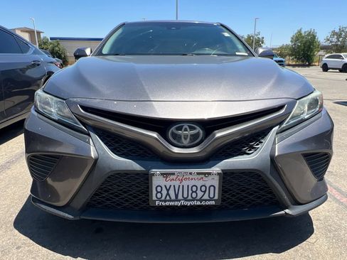 Used 2018 Toyota Camry SE FWD image 3