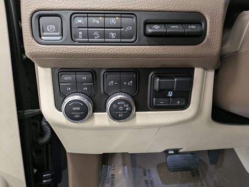 Used 2022 GMC Yukon XL Denali w/ Denali Premium Package image 20