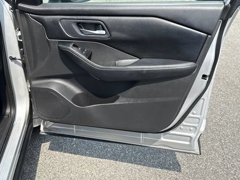 Used 2025 Nissan Rogue SV FWD image 14