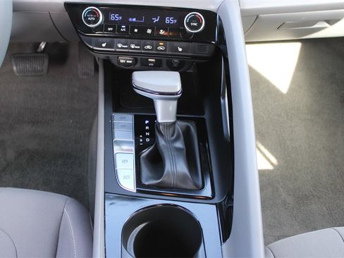 Used 2025 Hyundai Elantra SEL image 21