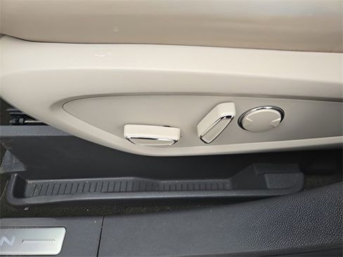 Used 2019 Lincoln Nautilus Reserve image 11