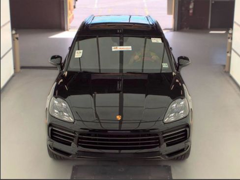 Used 2023 Porsche Cayenne AWD/4WD image 5