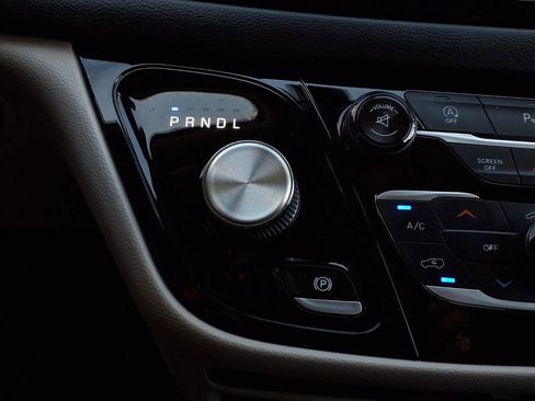 Used 2017 Chrysler Pacifica Touring-L FWD image 10