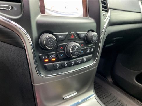 Used 2020 Jeep Grand Cherokee Laredo AWD/4WD image 15