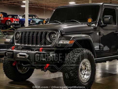 Used 2018 Jeep Wrangler Unlimited Sahara AWD/4WD image 26