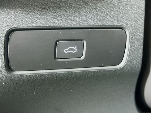 Used 2025 Volvo XC40 B5 Plus image 17