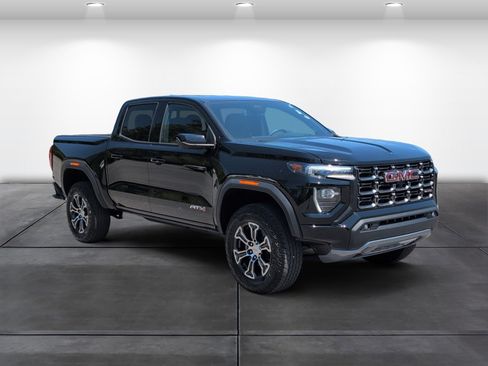 Used 2025 GMC Canyon AT4 w/ Technology Plus Package AWD/4WD image 2
