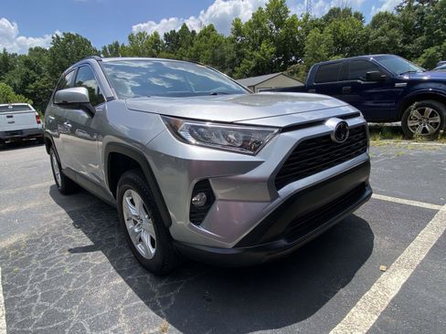 Used 2019 Toyota RAV4 XLE w/ Convenience Package FWD image 1