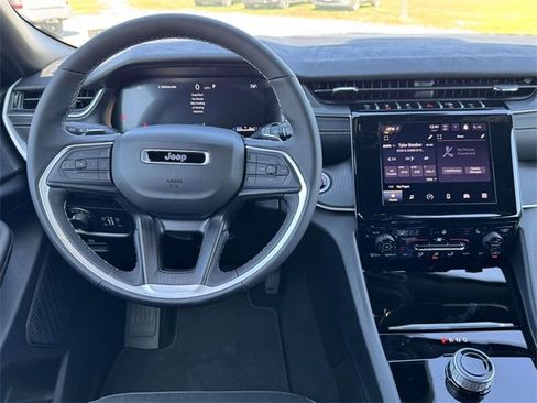 New 2025 Jeep Grand Cherokee Altitude image 2