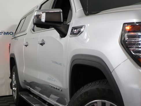 Used 2022 GMC Sierra 1500 Denali w/ Technology Package AWD/4WD image 3