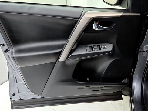 Used 2018 Toyota RAV4 XLE w/ Carpet Mat Package image 22