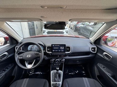 Used 2025 Hyundai Venue SEL image 34