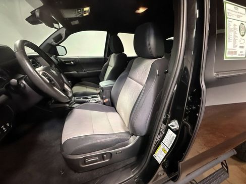 Used 2021 Toyota Tacoma TRD Off-Road w/ Technology Package image 12