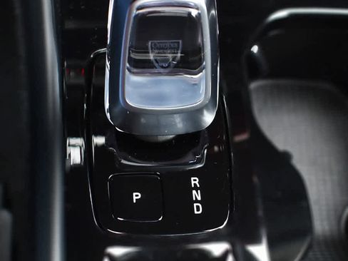 Used 2025 Volvo XC40 B5 Plus image 23