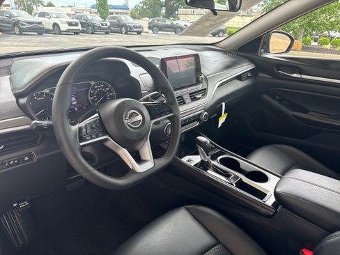 Used 2025 Nissan Altima 2.5 SR FWD image 10