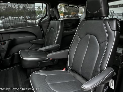 Used 2024 Chrysler Pacifica Limited w/ S Appearance Package image 28