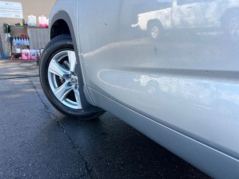 Used 2023 Toyota Highlander LE image 31