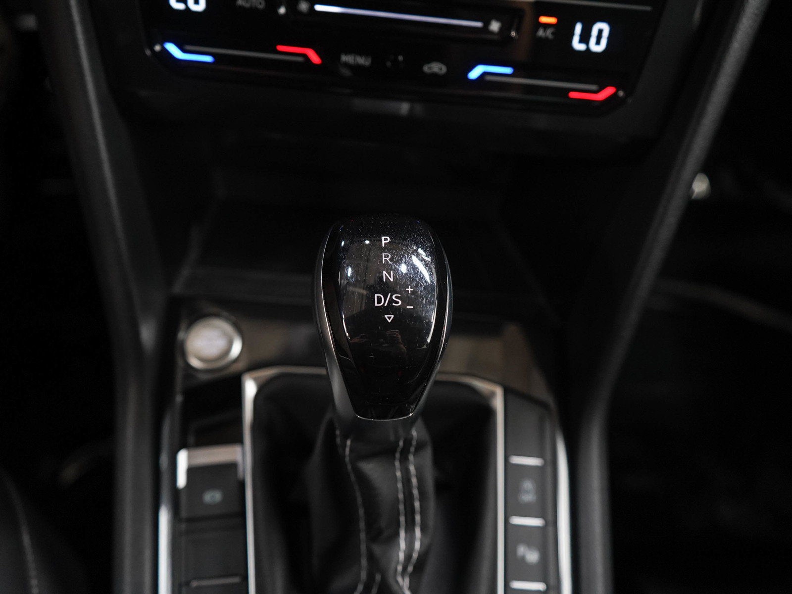 Used 2024 Volkswagen Tiguan SEL R-Line AWD/4WD image 23