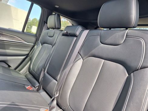 Used 2023 Jeep Grand Cherokee Overland RWD image 27