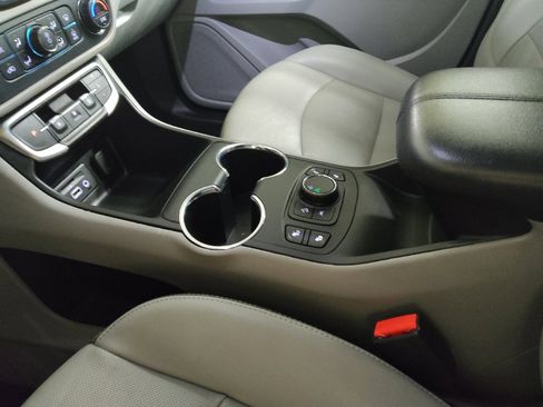 Used 2023 GMC Terrain SLT image 26