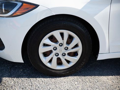 Used 2018 Hyundai Elantra SE image 9