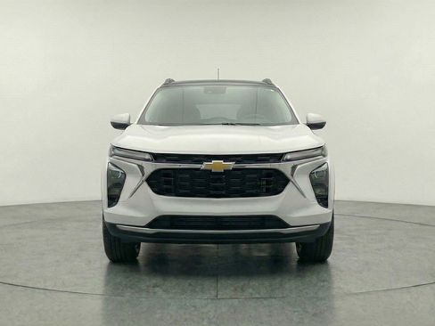 Used 2025 Chevrolet Trax LT w/ LT Convenience Package image 2