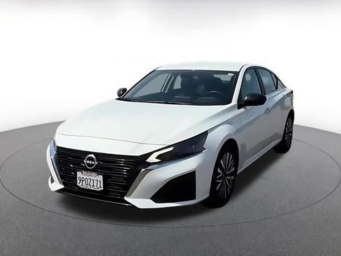 Used 2025 Nissan Altima 2.5 SV FWD image 7