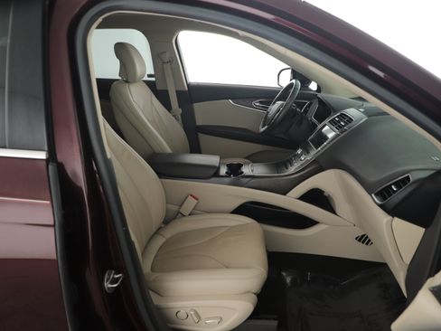 Used 2019 Lincoln Nautilus Reserve image 17