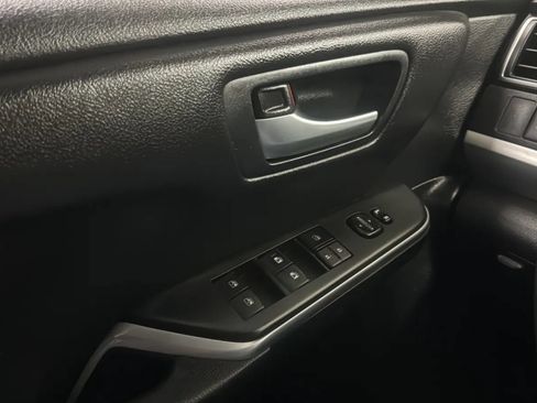 Used 2015 Toyota Camry SE FWD image 16