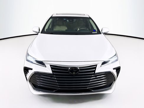 Used 2019 Toyota Avalon Limited image 3