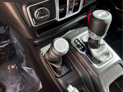 Used 2025 Jeep Wrangler Unlimited Sahara image 30