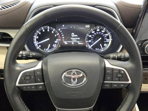 Used 2022 Toyota Highlander XLE AWD/4WD image 34